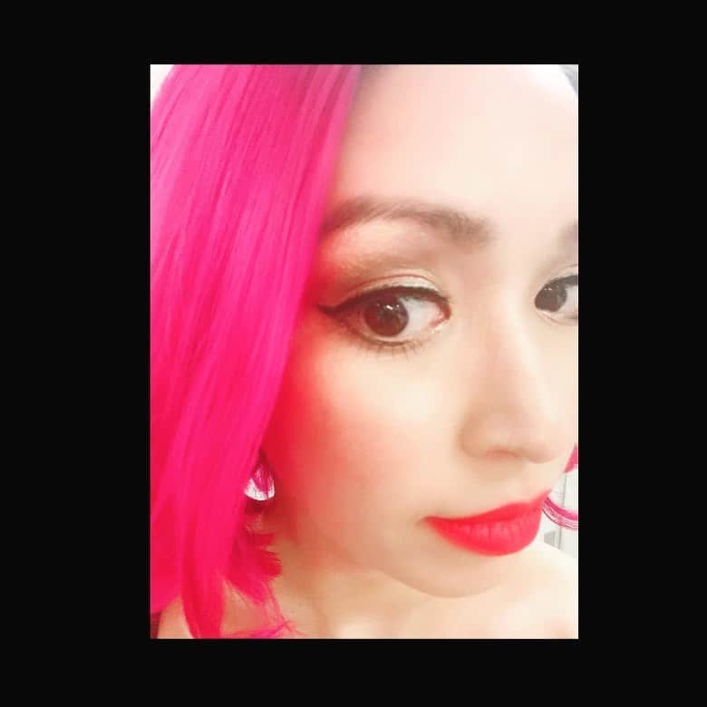 ダンドイ舞莉花のインスタグラム：「#35mm make up!! 💄  #35mmamusicalexhibition #makeup #pinkhair #pinkombre #hairandmakeup #musical #theatre #tokyo #japan」