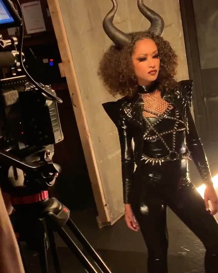 スキン・ダイアモンドのインスタグラム：「It’s devils night! 😈  #fbf playing succubus for @the69eyesofficial directed by @vcordero6 .. make up @eknmakeup #behindthescenes」