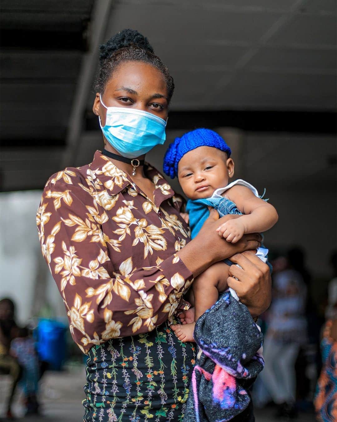 unicefさんのインスタグラム写真 - (unicefInstagram)「"I came to protect my child against polio and pneumonia,” says Fatou, who is wearing a mask to prevent the spread of COVID-19 as she visits a clinic in DR Congo. “Mothers shouldn't be afraid to come and have their children vaccinated."  #VaccinesWork © UNICEF/UNI366416/Mulala」10月31日 0時50分 - unicef