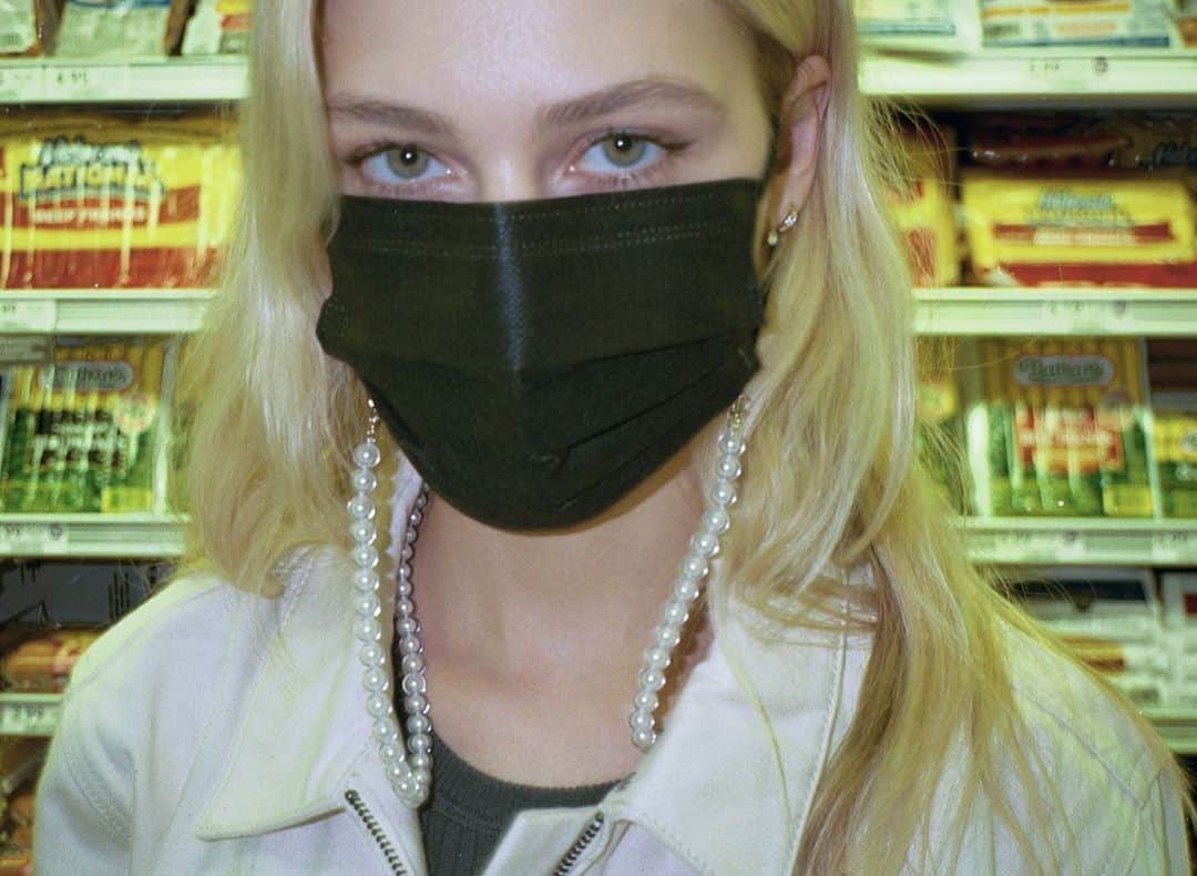 ニコラ・ペルツのインスタグラム：「ʷᵉᵃʳ ᵃ ᵐᵃˢᵏ 𝒘𝒆𝒂𝒓 𝒂 𝒎𝒂𝒔𝒌  𝔴𝔢𝔞𝔯 𝔞 𝔪𝔞𝔰𝔨」