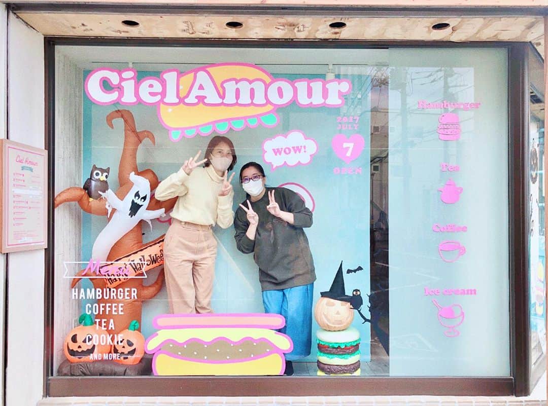 トリイクニコのインスタグラム：「Happy HELLOWEEN🎃👻 ヘアメイクハカセとマネージャーばっしー🧝‍♀️🧛‍♀️  やっぱりこういう場所の写真は 子どもたちが映えるね🧏🏼‍♀️🤦🏼‍♀️  #私がそこに立ってと言いましたw #シエルアムール #ハンバーガー今日も美味しかった🍔 #つーじーのママのお店」