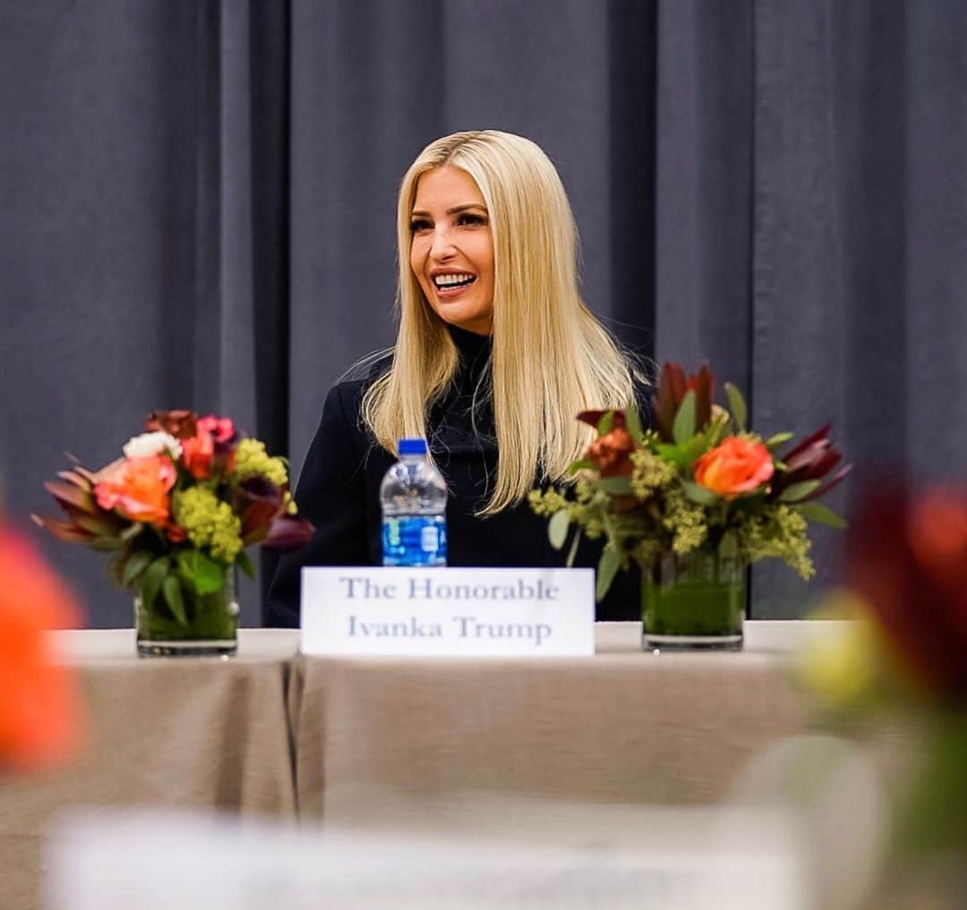 イヴァンカ・トランプのインスタグラム：「Started the day in Detroit, Michigan with RNC Chairwoman Ronna McDaniel and @realdonaldtrump supporters!」