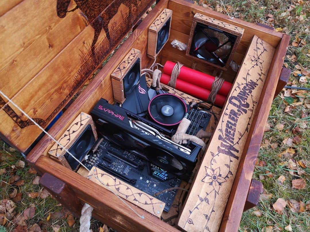 ロックスター・ゲームズさんのインスタグラム写真 - (ロックスター・ゲームズInstagram)「Fan Art: Many PC cases lean into the futuristic aesthetic. This DIY Red Dead Redemption 2 case build by Swedish gaming creator Pixelit throws things back to the turn of the century instead.  Check out this project on the Rockstar Newswire.」10月31日 0時59分 - rockstargames