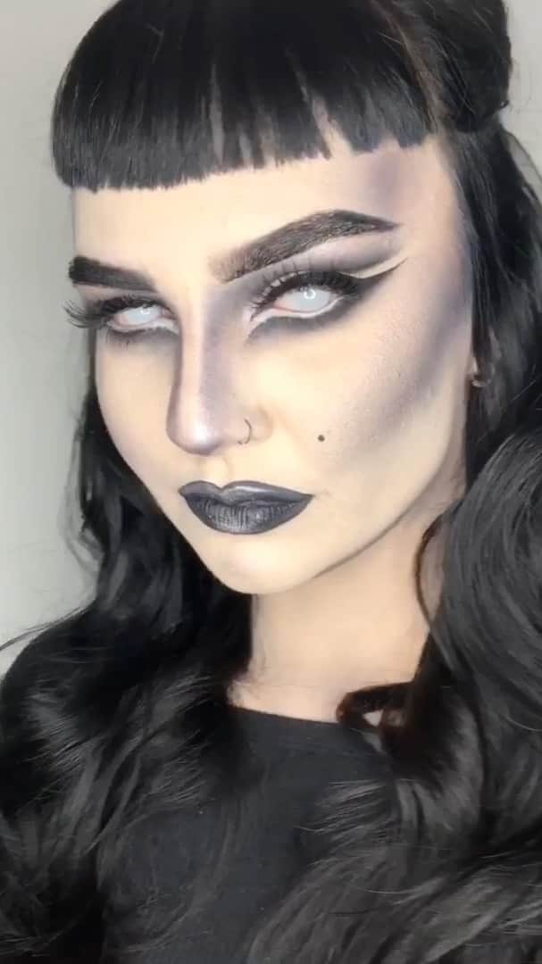 Smashboxのインスタグラム：「Scary but make it glam 🕷What kind of costume do you usually pick - scary, sexy, or funny? 🦇  Products used:  🌫Studio Skin Full Coverage 0.1 🌫Photo Finish Setting Powder 🌫Cover Shot Palette in Punked 🌫Always On Gel Liner in Fishnet 🌫Always On Liquid Liner 🌫Always On Gel Liner in Blank 🌫Always On Liquid Lip in Tar Pit 🌫Setting Spray」