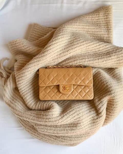 GILTのインスタグラム：「Fall essentials: cozy knits and a caramel-colored #Chanel. Photo by: @ericacyang_.」