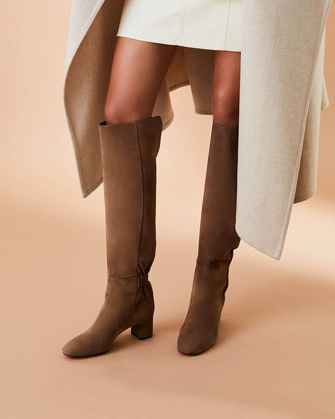 サントーニのインスタグラム：「The most-wanted styles of FW20: knee-high boots that add elegance as well as a modern touch to every look.   #Santoni #SantoniFW20 #MadeinSantoni」
