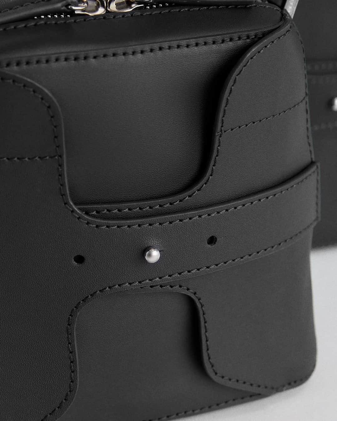 ウォントのインスタグラム：「Train of thought. Inspired by a train's timeless and innovative design, our new Breuer bucket bag and Lasdun tote echo a train's curved doors and robust hardware that is subtly showcased throughout.  Discover the new collection now—link in bio.  #wantlesessentiels #worldofwant」