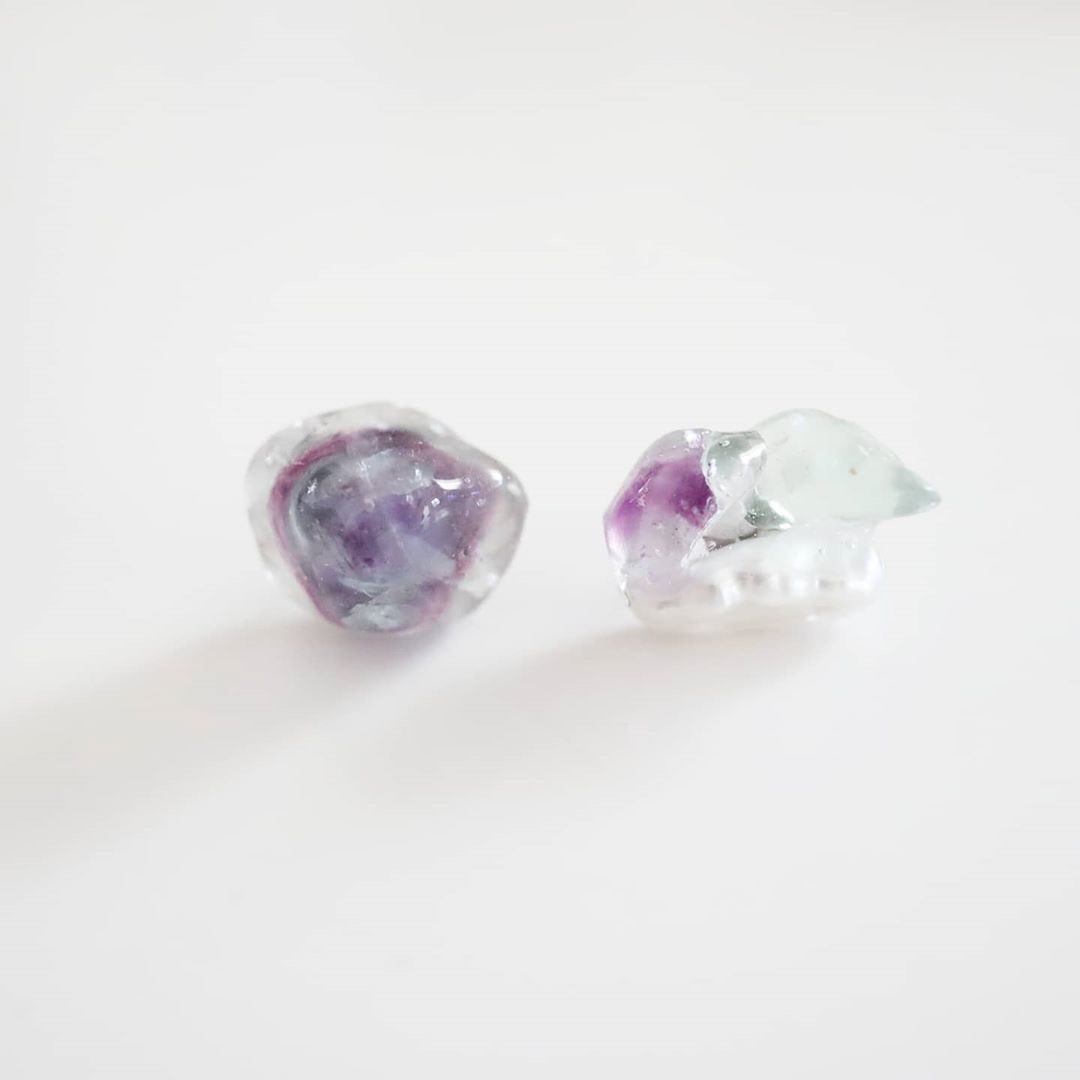 のインスタグラム：「gem pierce · フローライト×淡水パールのピアス · こちらWEB SHOPには載せないので、気になる方はDM下さいね · #joueri#アクセサリー#ピアス#天然石#淡水パール#レジンアクセサリー#天然石ピアス#イヤリング#カジュアルコーデ #ハンドメイドアクセサリー#fashion#ootd#outfit#code#coordinate#style#ファッション#コーディネート#コーデ#プチプラ#プチプラコーデ#シンプルコーデ#mamagirl#locari#partegram#カジュアル#お洒落さんと繋がりたい」