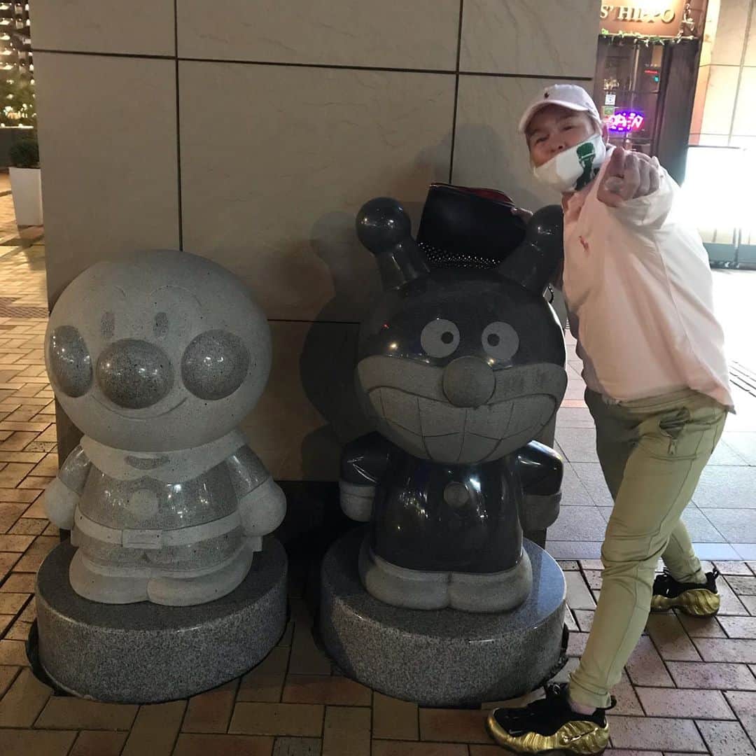 井上貴子のインスタグラム：「我らLLPW-X社長！ 神取さんのお誕生日でした^ ^  仕事で九州にきています。 明日がロケなのですが 前日入りをし  夜はひっそりと神取社長の誕生日パーティー。  遠藤選手と3人で歩いていても さっさと前を歩くし 背筋はぴーーんとのびてるし  とてもヤングな社長です（笑）  ワンマンなところもありますが  アナログからデジタルに時代が動き出した辺りから 世の中の動きやヤングな世代の流行りなどにも 関心を示して…コロナ禍の中でも アクティブでした。  ギャビとの闘いも いつ何時オファーがきてもいいように 普段のトレーニングに加えて それなりのトレーニングにも精を出し  とにかくポジティブです。  そんな社長が30日のバースデーをきっかけに YouTube始めるそうです。  たぶんアタシもちょいちょい 出演させてもらっちゃうので（笑）  チャンネル登録お願いしまーーす。  https://youtu.be/29CI47Vka6g  Happyで^ ^  コロナ禍に携わる 全てのお仕事の皆様。  心から 感謝しています。  引き続き油断せず お気をつけて お過ごし下さいませ。  #井上貴子  #LLPWX #女子プロレス #紅緒と柊音 #トイプードル #神取忍 #お誕生日おめでとうございます #YouTubeはじめるそうです #TikTokはじめてみた #Twitterも見てね #感謝 #STOPCOVID19」