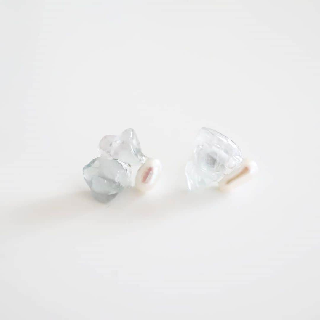 のインスタグラム：「gem pierce · フローライト×淡水パールのピアス · こちらWEB SHOPには載せないので、気になる方はDM下さいね · #joueri#アクセサリー#ピアス#天然石#淡水パール#レジンアクセサリー#天然石ピアス#イヤリング#カジュアルコーデ #ハンドメイドアクセサリー#fashion#ootd#outfit#code#coordinate#style#ファッション#コーディネート#コーデ#プチプラ#プチプラコーデ#シンプルコーデ#mamagirl#locari#partegram#カジュアル#お洒落さんと繋がりたい」