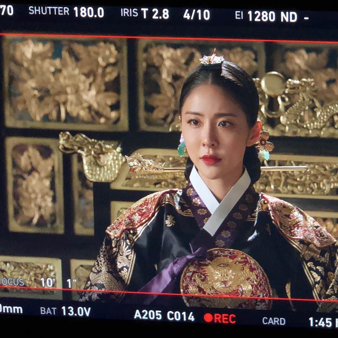 チン・イェソルのインスタグラム：「#폐비가되다니 #나도좀봐주라좀」