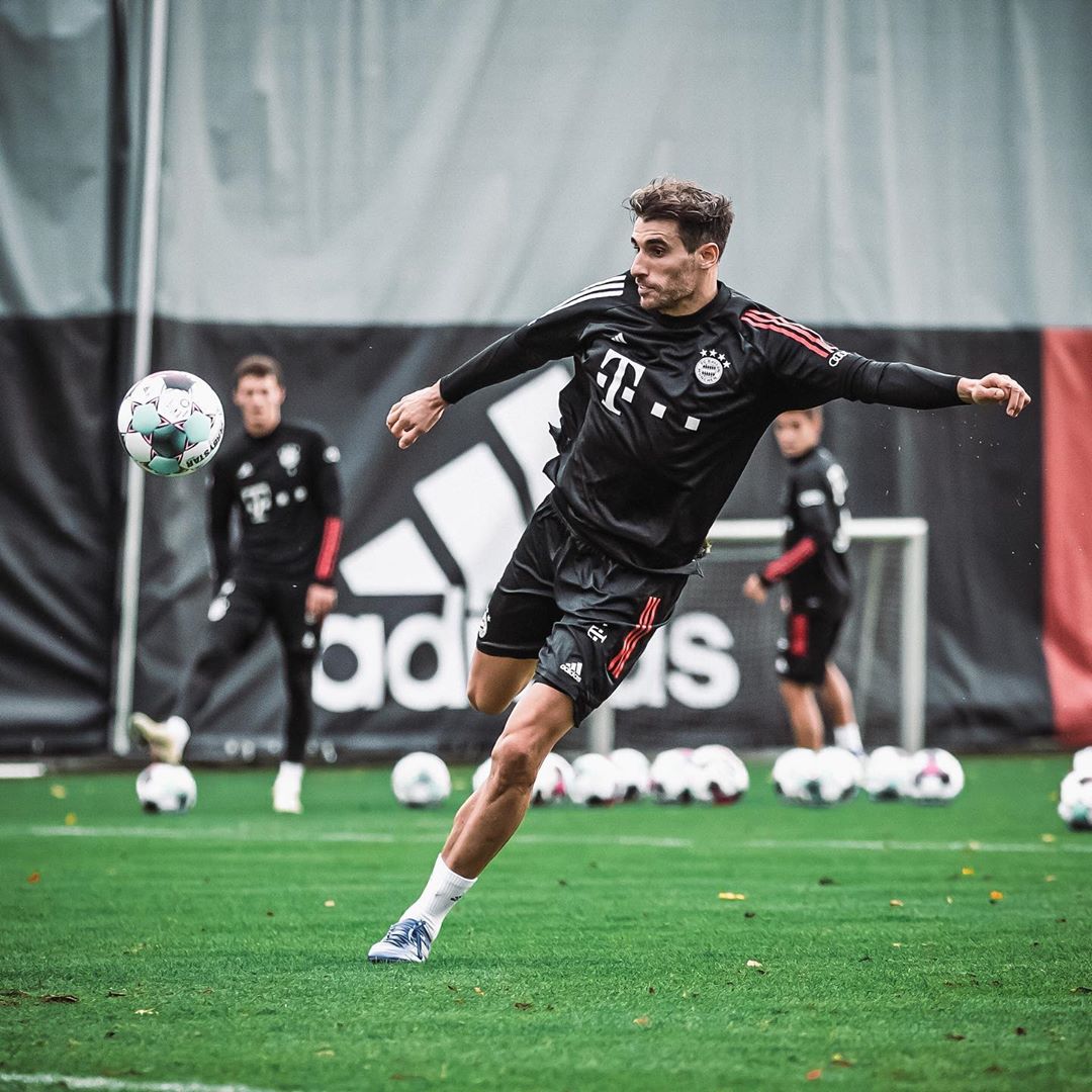 ハビ・マルティネスのインスタグラム：「Ready 💯 #Javi8 #fcbayern #säbenerstraße」