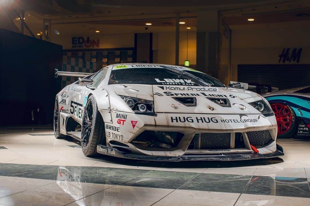 Wataru Katoさんのインスタグラム写真 - (Wataru KatoInstagram)「LIBERTY WALK 　　LBWK 2021年にformula driftで走る1台😊 もう1台の本命LB★Racingマシーンを制作中🙂 2021年は見せるLIBERTY WALKから走るLIBERTY WALKへと挑戦する🙂  @formuradrift @madmike.123  @lamborghini  @fivextires  @sphere_light  @valenti_japan_official  @azzurrekimoto  @liqui_moly_worldwide  @minigtofficial  @csd_official_333  @bride_japan  #libertywalk#spherlight  #haghaghotel#fivextire#varenti #minigt#bride#csd#fenix#liquimoly #lamborghini#formuradrift#drift#supercar#ltmw#madmikebanks」10月31日 1時09分 - libertywalkkato