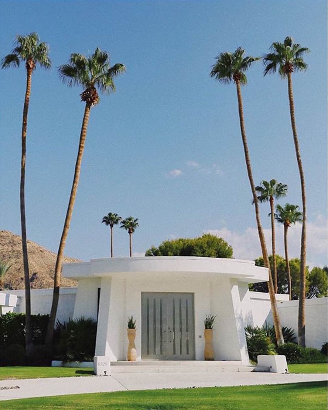 ヤング・ファビュラス&ブロークさんのインスタグラム写真 - (ヤング・ファビュラス&ブロークInstagram)「Always inspired by the beautiful Palm Springs ✨#yfbtravels ⠀⠀⠀⠀⠀⠀⠀⠀⠀ 📸by @taylor.g.simpson⠀⠀⠀⠀⠀⠀⠀⠀⠀ ⠀⠀⠀⠀⠀⠀⠀⠀⠀ #yfbclothing #youngfabulousandbroke #yfb #travelgram #inspiration #whereidratherbe #palmsprings #california #instatravel #traveller #travelbydesign #californialiving #midcenturymodern」10月31日 1時01分 - yfbclothing