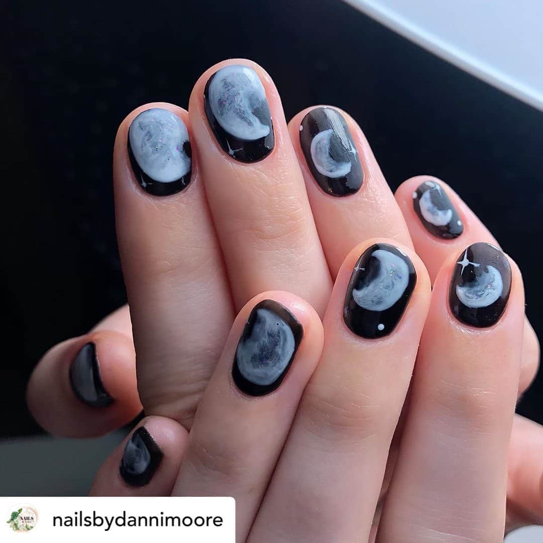 Nail Designsさんのインスタグラム写真 - (Nail DesignsInstagram)「Credit: • @nailsbydannimoore Witching Hour 🌑🌘🌗🌔🌓🌖🌒 • @navyprotools Prep- Ethel, Martha, Doris, Dolly Cloth  @glossifyofficial Nautrabuild Nude, Glossy Top *code DANNI10*  @the_gelbottle_inc Jet Black, Diana, Daisy, Opal @nafstuff Coconut Cuticle Oil」10月31日 1時01分 - nailartfeature