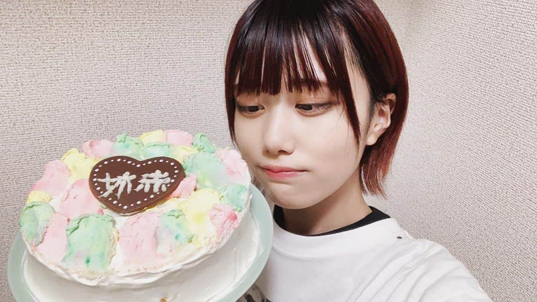 赤杖まりんさんのインスタグラム写真 - (赤杖まりんInstagram)「◻ 先週実は誕生日を迎えておりました、、！いぇい 🎂 新しい歳の目標は自分の好きな事に時間をいっぱいかける！売れる！です。 🎂 最初の2枚は自分で自分へ向けて作ったケーキ、後ろのケーキはメンバーがサプライズで祝ってくれた時のケーキ  #birthdaygirl #誕生日 #オリジナルケーキ」10月31日 1時14分 - dzue_slee