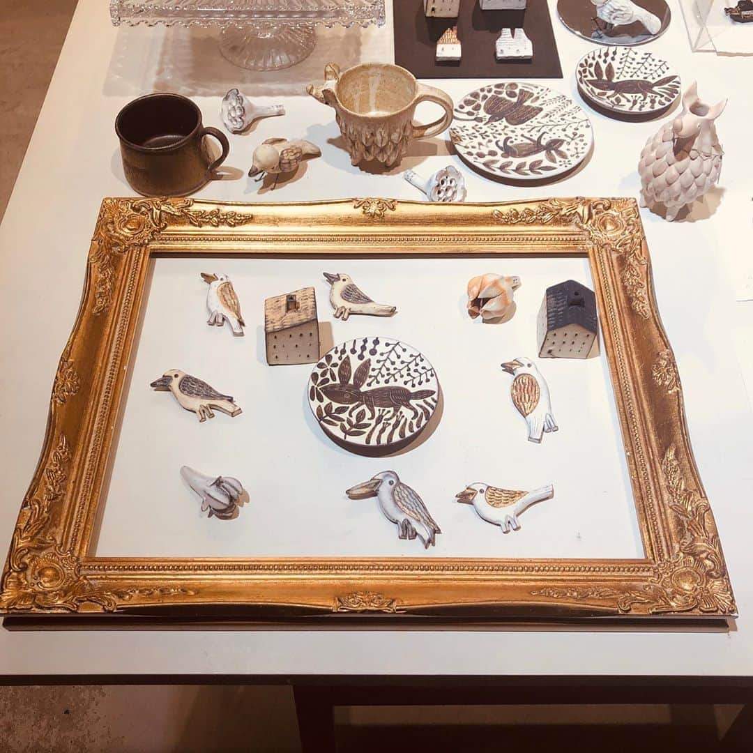 タピエスタイルさんのインスタグラム写真 - (タピエスタイルInstagram)「タピエスタイル京都店に 愛しき 小さな モノたちを特集して 沢山ご紹介しています。 陶器の家 手描き小皿 マグ 一輪挿し 手彩色のブローチ＆ブローチ 作り手も 三者三様です。  テーブルから あなたの宝物 選んでください。  #京都ギフト  #京都ハンドメイドマルシェ」10月31日 1時16分 - tapiestyle