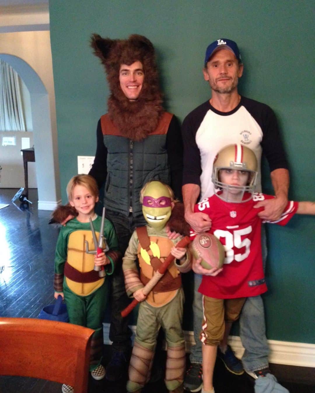 マット・ボマーのインスタグラム：「#FBF to Halloweens past- when everyone used to dress up with me. I don’t know about you, but I’m still wearing a costume this year, even if we’re not going trick or treating. Feeling the spirit- even in 2020.」