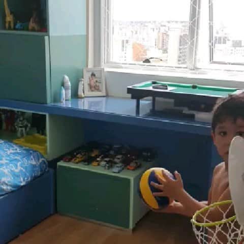 ウィリアム・アルジョナのインスタグラム：「Quando saímos de casa e o coração aperta, recebemos um vídeo desse! Aí o pai fica como... 💔😩 Orgulho demais de saber que nossos filhos @brunnafranco serão educados e levarão consigo os valores do esporte. #filhos #viagens #saudades #familia #volleyball #life #lifestyle #love #wm #w7elmago」