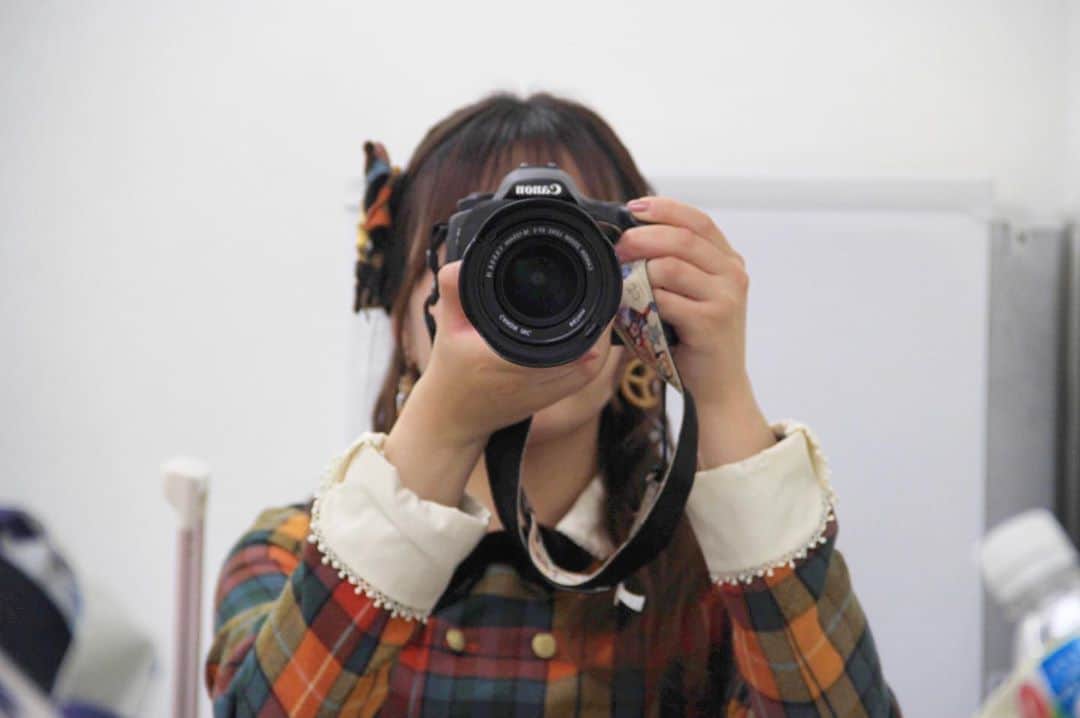 福士奈央さんのインスタグラム写真 - (福士奈央Instagram)「ㅤㅤㅤㅤㅤㅤㅤㅤㅤㅤㅤㅤㅤ 10月おわりなので今月の写真載せます📸 ㅤㅤㅤㅤㅤㅤㅤㅤㅤㅤㅤㅤㅤ 5年前くらいにこのカメラ買ったんだけどパークでしか使ってなくて、せっかく持ってるんだからミッキーだけじゃなくて他にも使いなよって言われてから人を撮り出したけどめちゃめちゃ楽しい☺️ ㅤㅤㅤㅤㅤㅤㅤㅤㅤㅤㅤㅤㅤ 今は新しいカメラが欲しくて、ネットで調べたり、カメラ屋行って触ったり、カメラマンさんに色々きいたりしてます🥺欲しくて欲しくてたまらないの！ 買っちゃおうかな〜〜〜🥺 ㅤㅤㅤㅤㅤㅤㅤㅤㅤㅤㅤㅤㅤ ㅤㅤㅤㅤㅤㅤㅤㅤㅤㅤㅤㅤㅤ #canon #一眼レフ #カメラのある生活 #オフショット」10月31日 1時19分 - ske48_fukushi