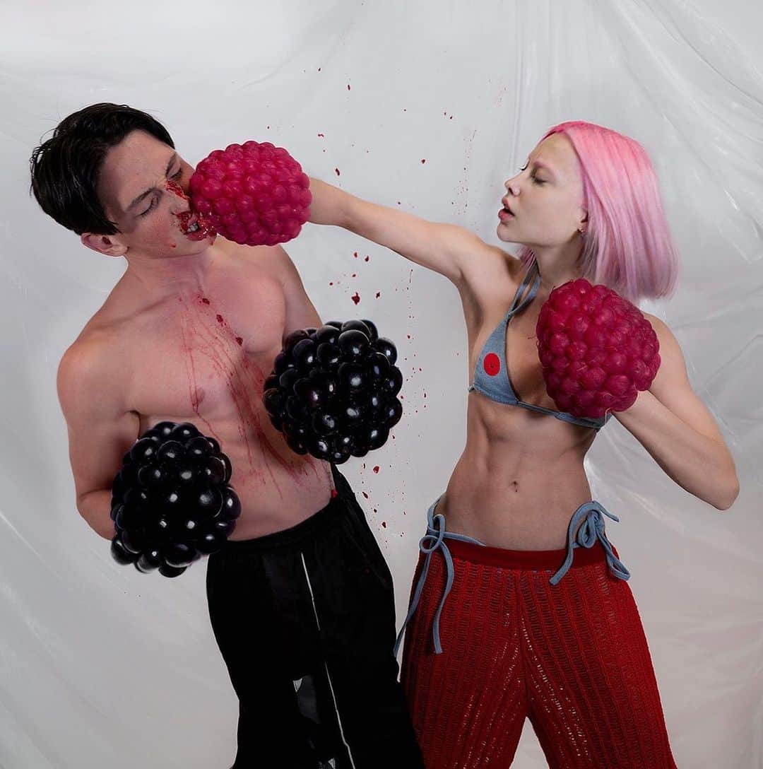 のインスタグラム：「The main fight of this year!  ❤️raspberries vs blackberries🖤  gloves berries by @costa_makeup  my sports coach @dvoychenkovaaa  my opponent @shaeugeny」
