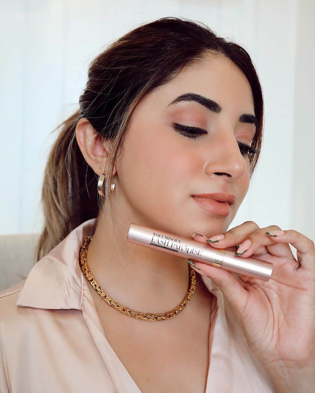 Aashna Shroffさんのインスタグラム写真 - (Aashna ShroffInstagram)「Twinning with my favourite mascara 😅❤️  Every day’s a good lash day when you’re using @lorealparis’ Lash Paradise mascara! Instant volume, and you’ll notice such a dramatic difference. Once you try it, there’s honestly no going back!  #LashParadiseMascara」10月31日 1時21分 - aashnashroff