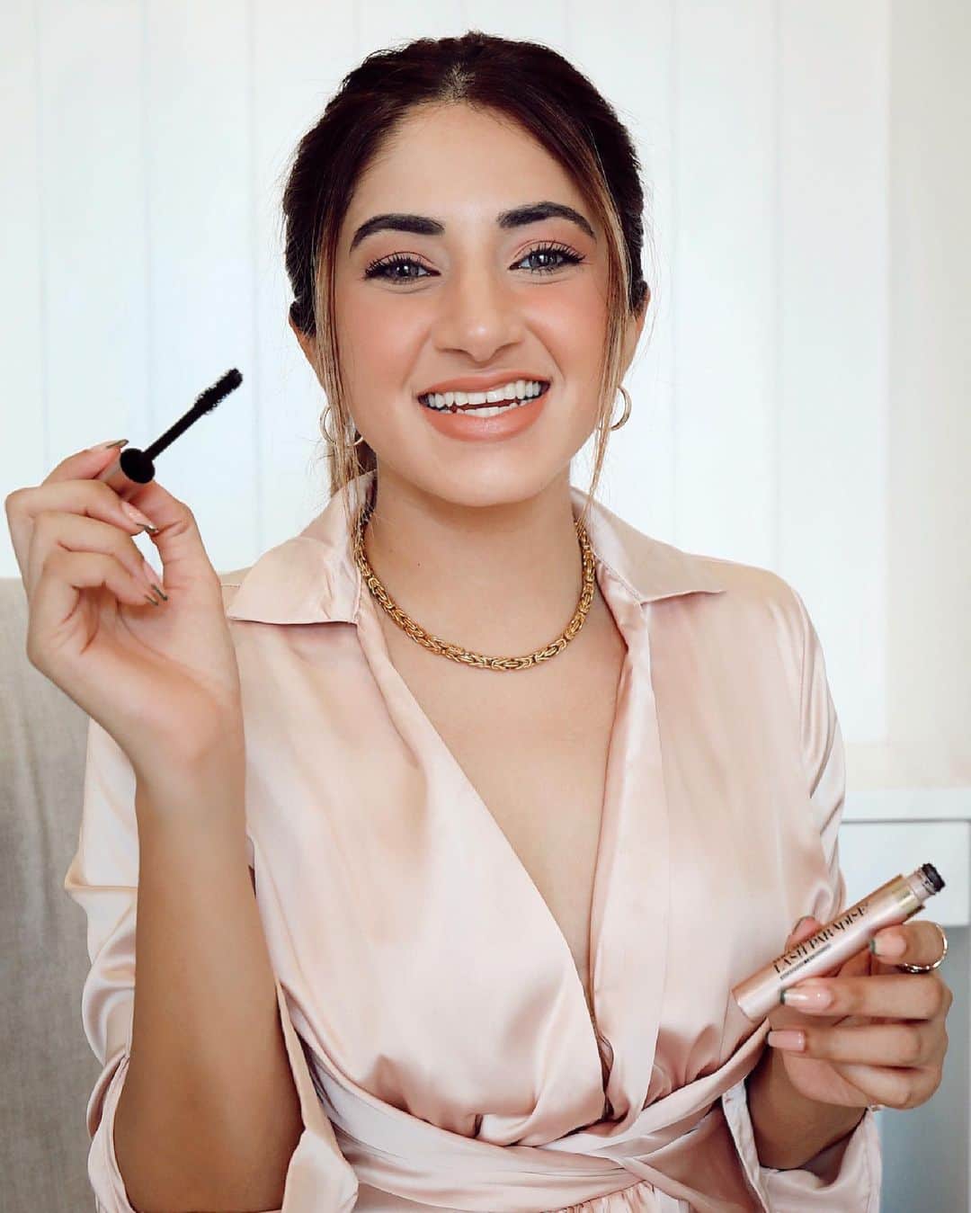 Aashna Shroffさんのインスタグラム写真 - (Aashna ShroffInstagram)「Twinning with my favourite mascara 😅❤️  Every day’s a good lash day when you’re using @lorealparis’ Lash Paradise mascara! Instant volume, and you’ll notice such a dramatic difference. Once you try it, there’s honestly no going back!  #LashParadiseMascara」10月31日 1時21分 - aashnashroff