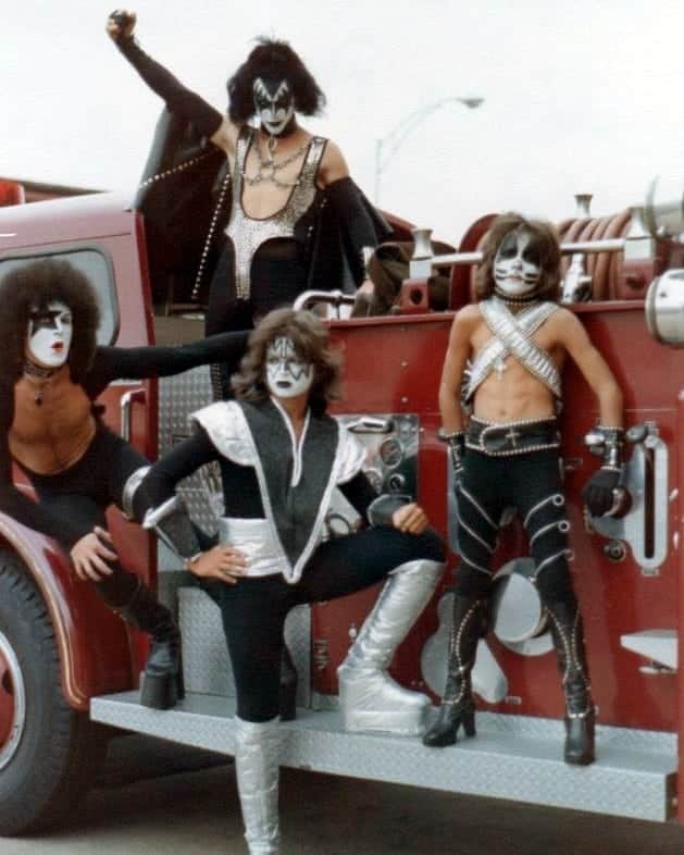 KISSさんのインスタグラム写真 - (KISSInstagram)「#FlashbackFriday : Thanks #KISSARMY for sharing your 1970's #KISSMemories. These photos are AWESOME!  What's the oldest personal #KISS related photo you have? We'd love to see it. Send them to the letters page on KISSONLINE.」10月31日 1時22分 - kissonline