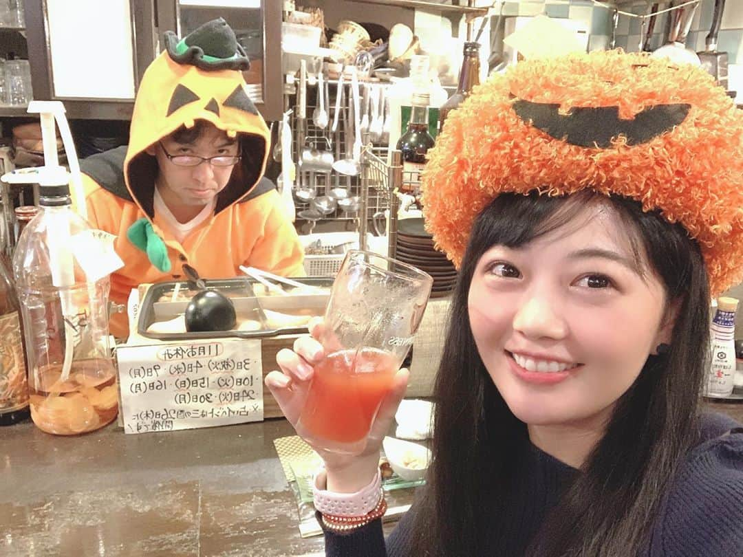 新ユウユさんのインスタグラム写真 - (新ユウユInstagram)「ガネマスとハロウィン  明日はなんか着ます😅💦  #居酒屋女子 #レッドアイ #銀杏」10月31日 1時22分 - yuyucm