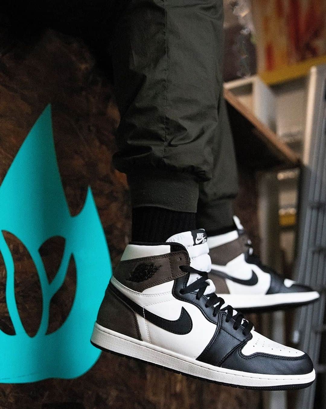 Jordanさんのインスタグラム写真 - (JordanInstagram)「“They look at us like we’re a shoe store, when we’re actually a community space.”  We talked to @eeeweezie about @deadstockcoffee, the connection between kicks and coffee, and why he’s hyped for the AJI ‘Mocha’ — dropping tomorrow 10/31.   Learn more at our link in bio.」10月31日 1時23分 - jumpman23
