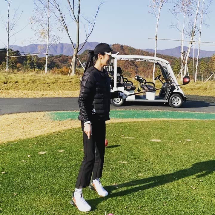 リジ のインスタグラム：「이상한것만 찍었네 아하하하하핳 가라 가! 도로타고 가라!!!🤣🤣🤣 광현이오빠 목소리 허허허😅😅😅」