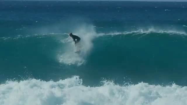 のインスタグラム：「Into the weekend 🌊 💥!!!  @john_john_florence @socialdistortion  #punksandpoets  Link in bio to check out full edit.」
