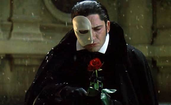 ジェラルド・バトラーのインスタグラム：「Oh okay, so, Dracula isn’t your cup of tea? Perhaps I could inspire you to dress up as this old chap, The Phantom of The Opera. Maybe you've heard of him? To execute this absolute classic you simply need one white masquerade mask, one red rose (with ribbon!), a black velvet cloak, and hey, if you can muster up a quick chandelier crash you get extra points here but not a make or break. Lastly, you want to top off the look with some perpetual heartbreak to last until the end of time. It’s 2020, you can muster up some emotions. #AVeryGerryHalloween」