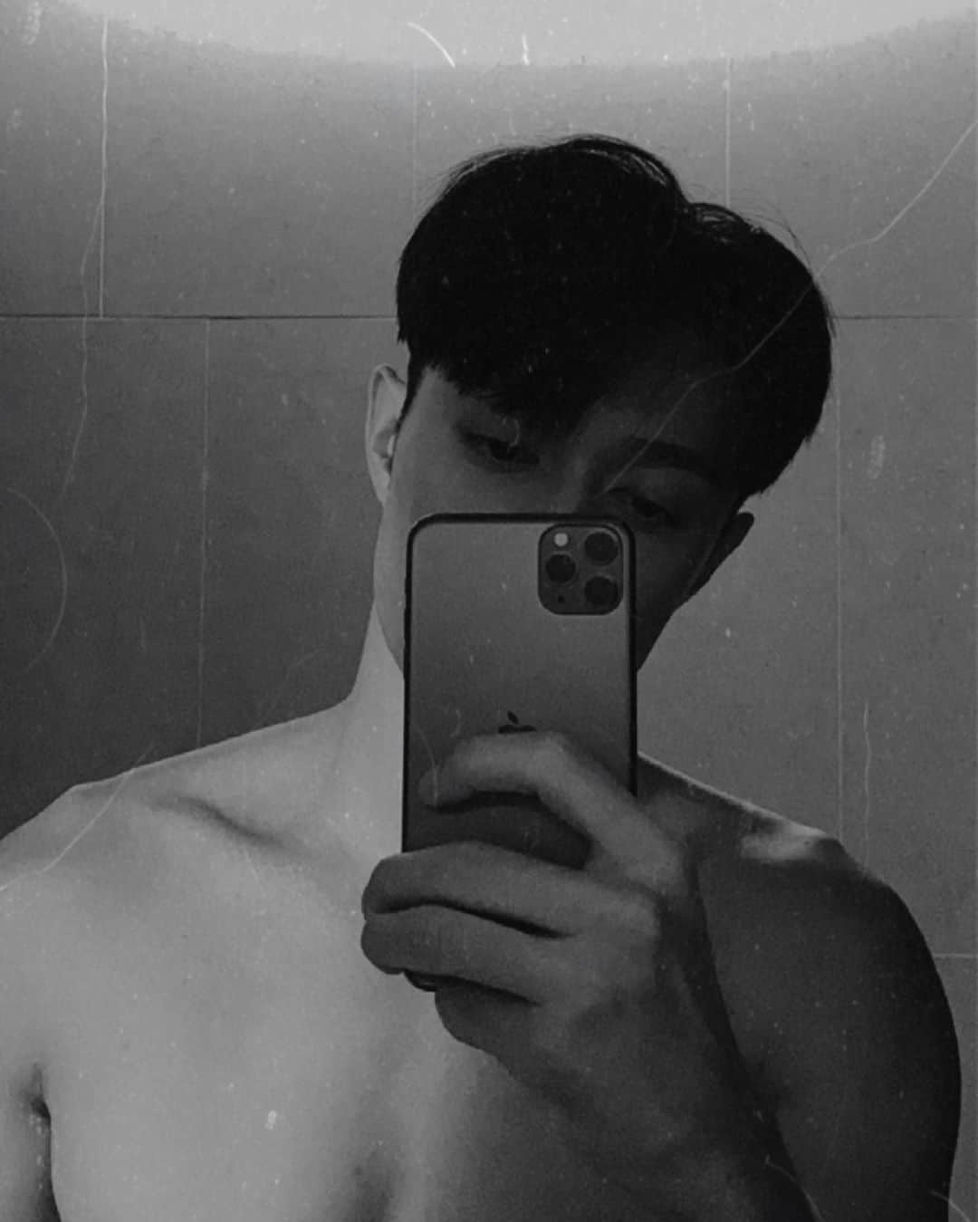 チャウ・パッホウのインスタグラム：「Exhausted day.   #butiloveit #goodnight」