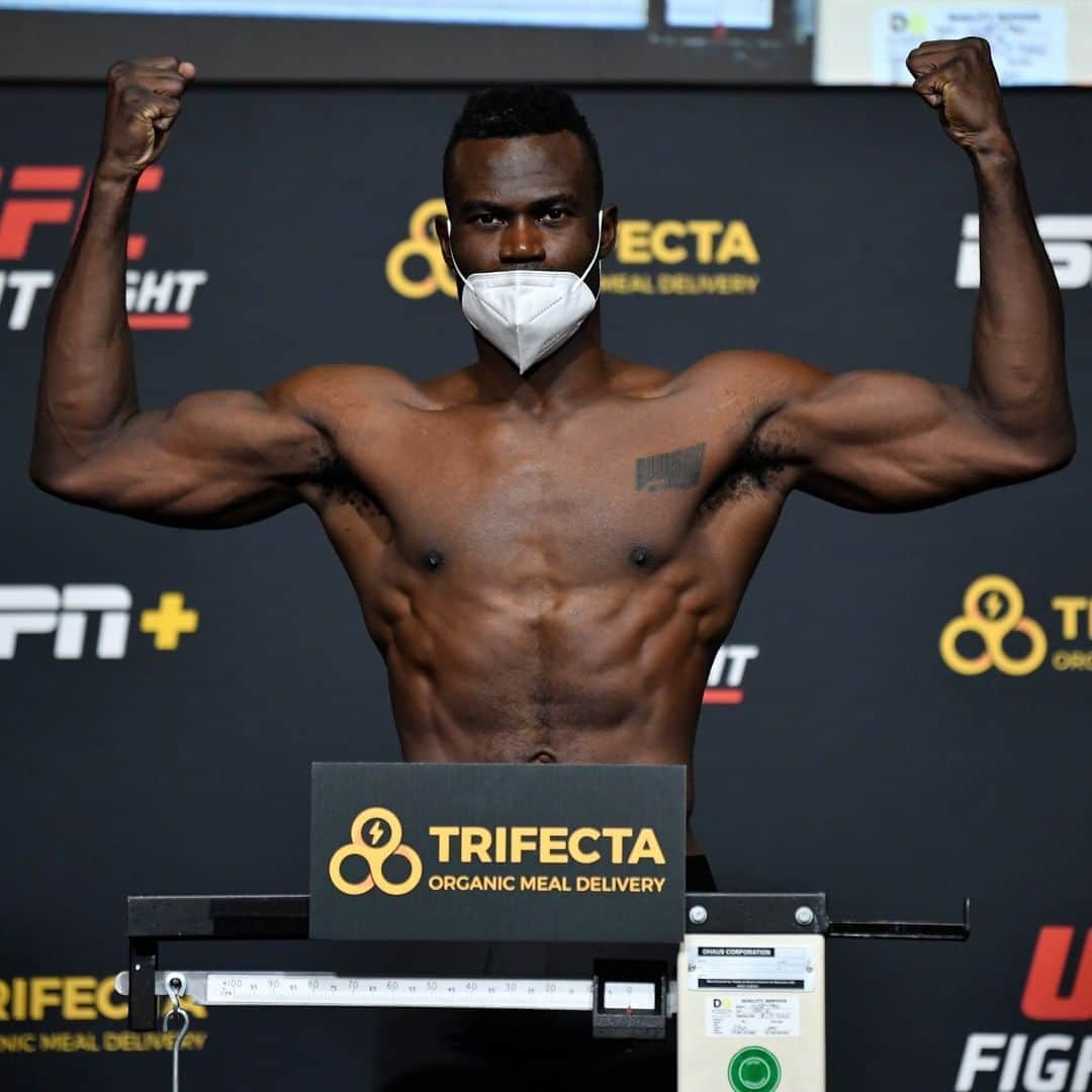 UFCさんのインスタグラム写真 - (UFCInstagram)「Prime Time! @UriahHall hits the scales at 186 ⚖️ #UFCVegas12」10月31日 1時35分 - ufc