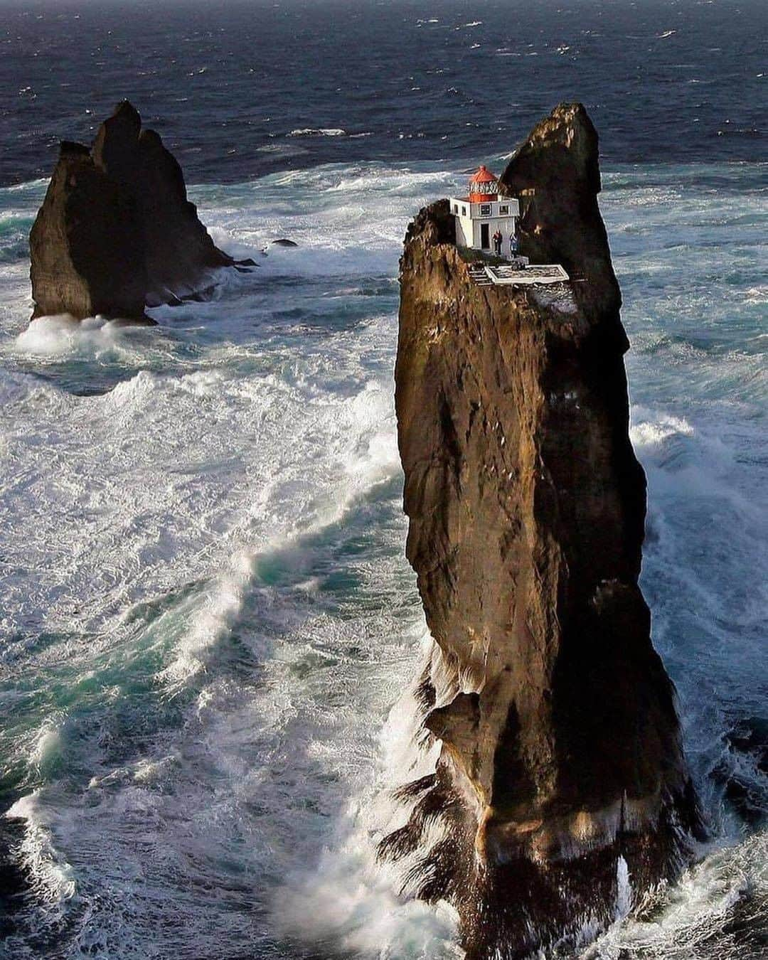 Discover Earthさんのインスタグラム写真 - (Discover EarthInstagram)「How do you think one can get up there ? Built in 1939, Þrídrangar lighthouse is possibly the most isolated lighthouse in the world. 🇮🇸 #discoverIceland with @arni_saeberg  . . . . .   #iceland  #everydayiceland  #igersiceland  #inspiredbyiceland  #icelandair  #wheniniceland  #reykjavik  #mystopover  #ig_iceland  #lighthouse  #phare  #faro  #seaside  #island  #landscapephotography  #vacation  #travelgram  #view  #naturephotography」10月31日 1時30分 - discoverearth