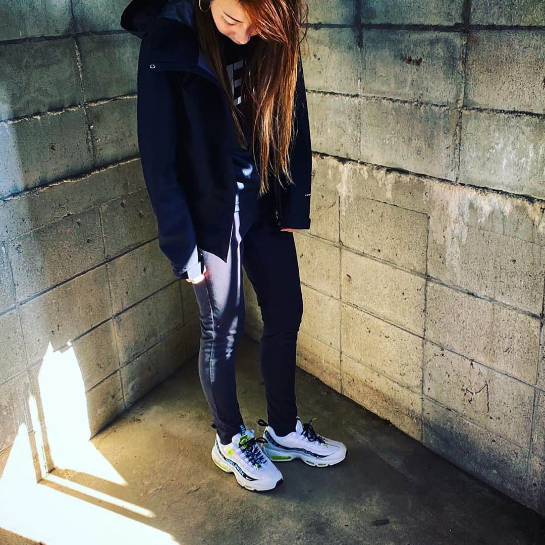 竹原三貴のインスタグラム：「最近買ったお気に入りスニーカー👟 履きたいけど汚れるのがイヤ。けどやっぱり履いてお出かけしたいという葛藤が激しい今日この頃🥳 #NIKE #nikeairmax95 #nikeworldwide #shotbyiphone11promax #sneakers #スニーカー #ナイキ #ナイキ女子✔️ #観賞用にもう一足買おうか悩み中」