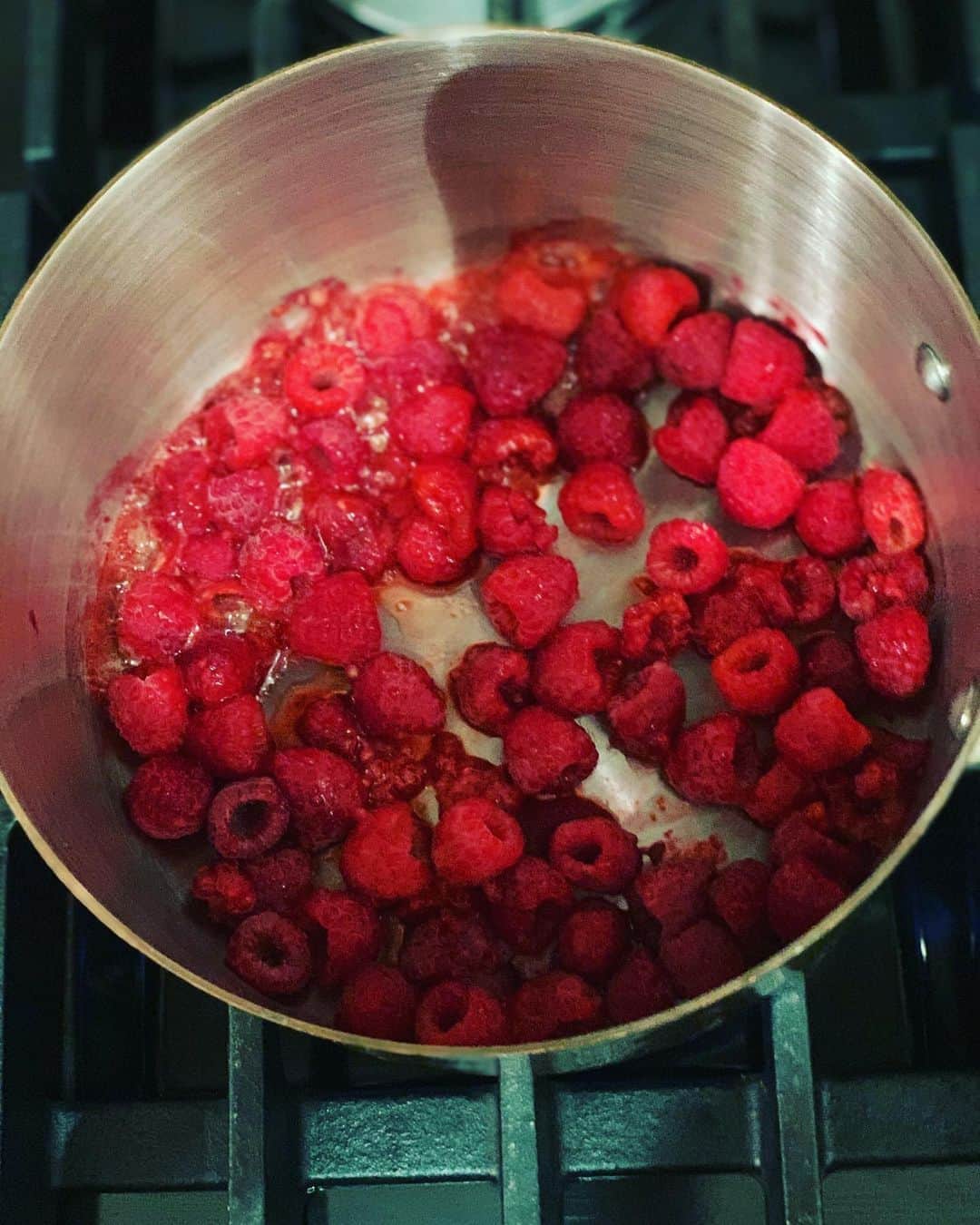 ベス・ベアーズさんのインスタグラム写真 - (ベス・ベアーズInstagram)「Chia raspberry jam from scratch. Delish. Almost as good as @emilyroseshaw_ @kristindahlnutrition but not quite 😭😭😭.」10月31日 1時33分 - bethbehrs