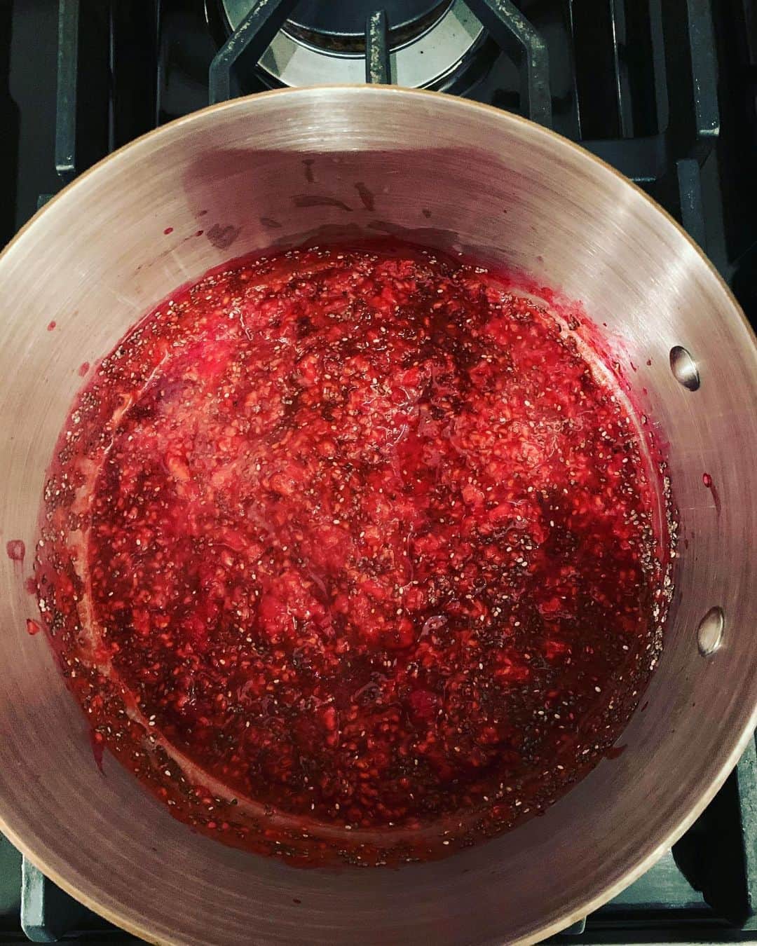 ベス・ベアーズさんのインスタグラム写真 - (ベス・ベアーズInstagram)「Chia raspberry jam from scratch. Delish. Almost as good as @emilyroseshaw_ @kristindahlnutrition but not quite 😭😭😭.」10月31日 1時33分 - bethbehrs