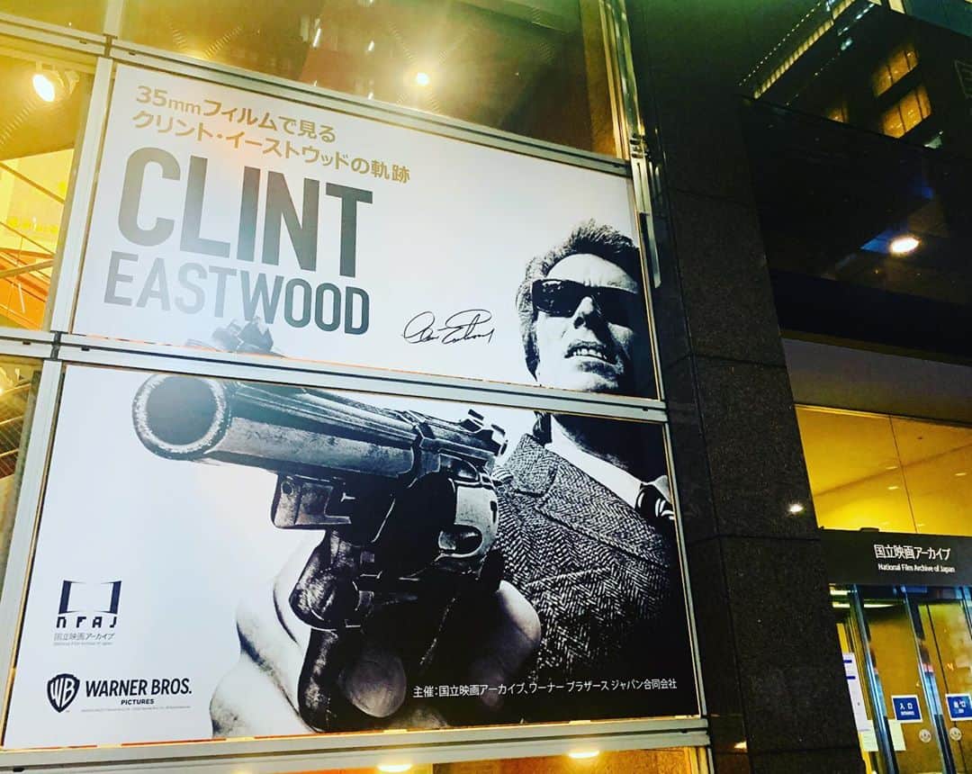 入江悠のインスタグラム：「東京駅の近くで銃を構えたレジェンドが睥睨している。 国立映画アーカイブ。」