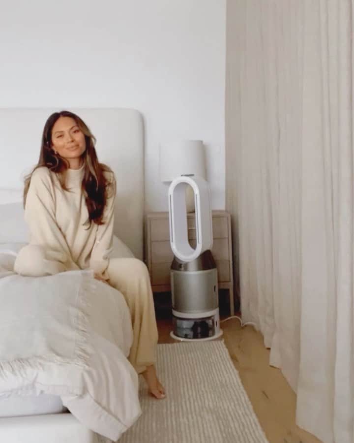 Marianna Hewittのインスタグラム：「Do you have dry or irritated skin? Research shows that your skin can experience more dryness at night - so incorporating a humidifier while sleeping can help add moisture back into the air, which is so beneficial as part of your night time beauty routine. The @dyson Pure Humidify+Cool is a purifier, humidifier and fan all in one — so you get the humidifier benefits for dry skin, and the purifier helps to clean air of pollutants.   #dysonhome #purifier #humidifier #ad」