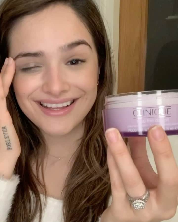 チャチー・ゴンザレスのインスタグラム：「It’s time to take it off! 💄 I’m happily joining @clinique in their #takethedayoffchallenge to raise funds for breast cancer research. I’m taking my makeup off using Clinique’s Take The Day Off Cleansing Balm! For every post using #takethedayoffchallenge, @clinique will donate $10 to the Breast Cancer Research Foundation, up to $250k 💗 I challenge you to join me for this amazing cause and take off your makeup! 💗 #CliniquePartner」