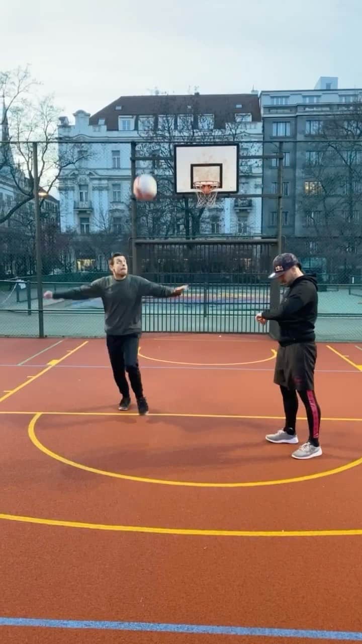 ショーン・ガルニエのインスタグラム：「WHAT TIME IT IS ❓❓❓ FIRST TOUCH TIME ! 👊🏼⚽️🔥 Feat @honzaweber 🔹 like,tag 2 friends @... and comment 5 times to get a follow back 🔹 #seangarnier #seanfreestyle #urbanballer #football #trickshot #goal」