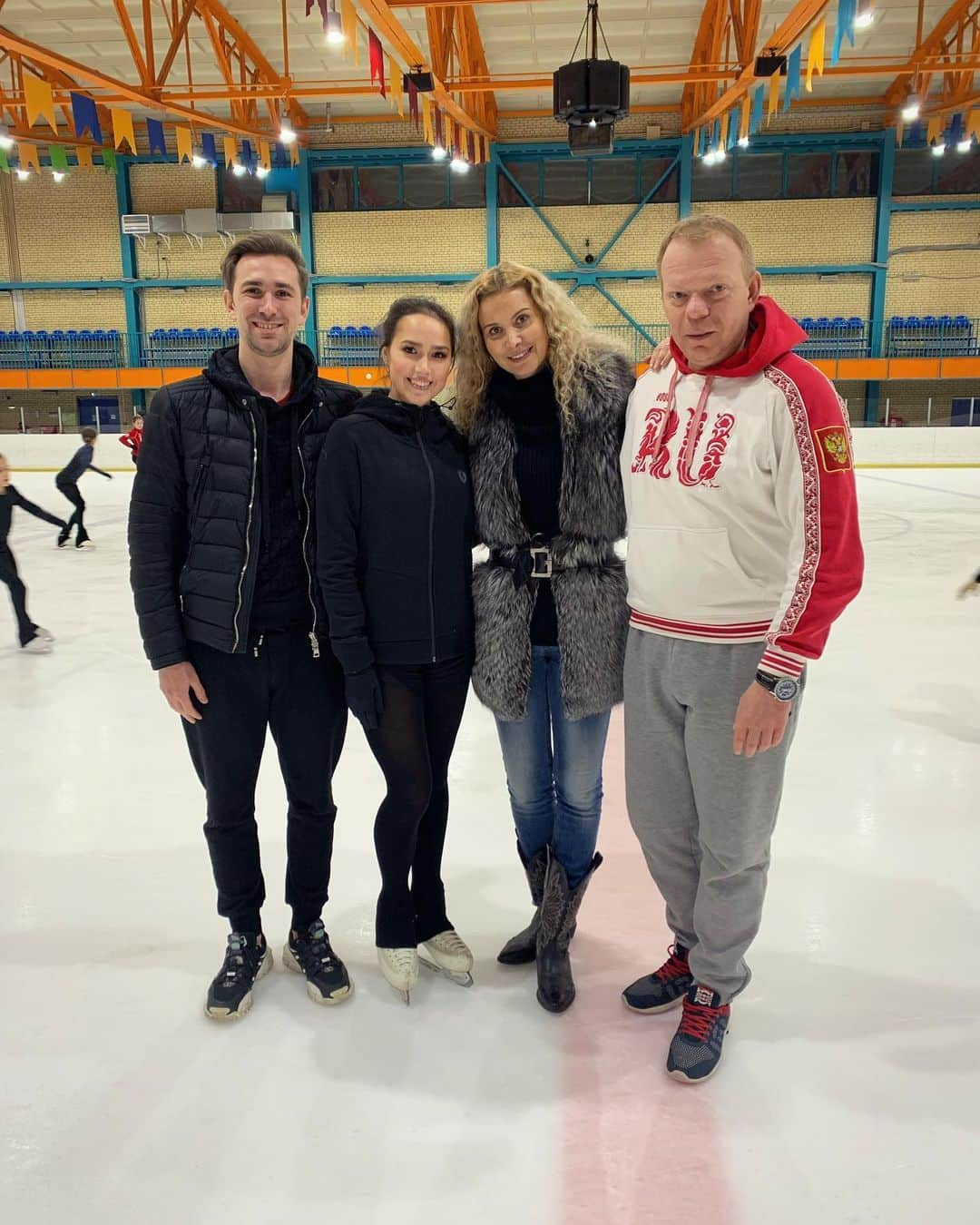 アリーナ・ザギトワさんのインスタグラム写真 - (アリーナ・ザギトワInstagram)「🏆⛸ Дорогие Этери Георгиевна, Даниил Маркович и Сергей Викторович! Поздравляю вас с профессиональным Днем Тренера! ⛸🏋️‍♂️. Желаю вам счастья, здоровья, новых творческих и спортивных побед 🏆🏅🎯. Спасибо за ваш титанический труд 💪, за ваше мастерство 🙌, за вашу любовь ❤ и поддержку 🙏🏼, за то развитие, которое вы даёте на льду и в жизни. Горжусь быть частью команды #teamtutberidze. Поздравляю 👏👏👏!!! #тренер #спорт #фигурноекатание #праздник #figureskating #coach  @tutberidze.eteri @daniil_gleikhengauz  #theBest」10月31日 1時49分 - azagitova