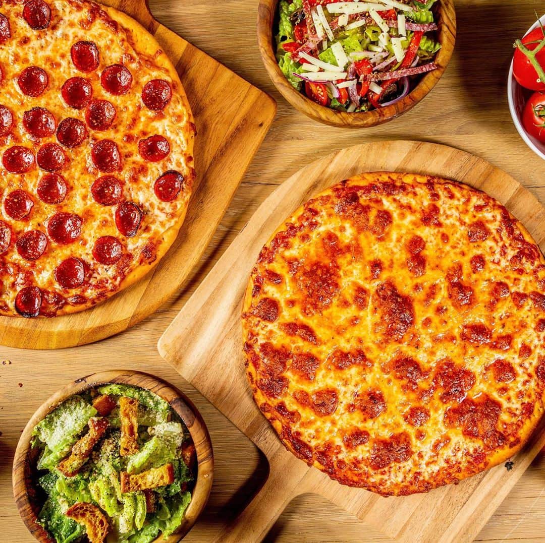 ビル・ランシックのインスタグラム：「We are excited to announce the grand opening of Bill's Original Tavern Style PIzza. @billstavernpizza Starting today we're dishing out tavern-style pies and more for carryout and delivery in downtown Chicago.」