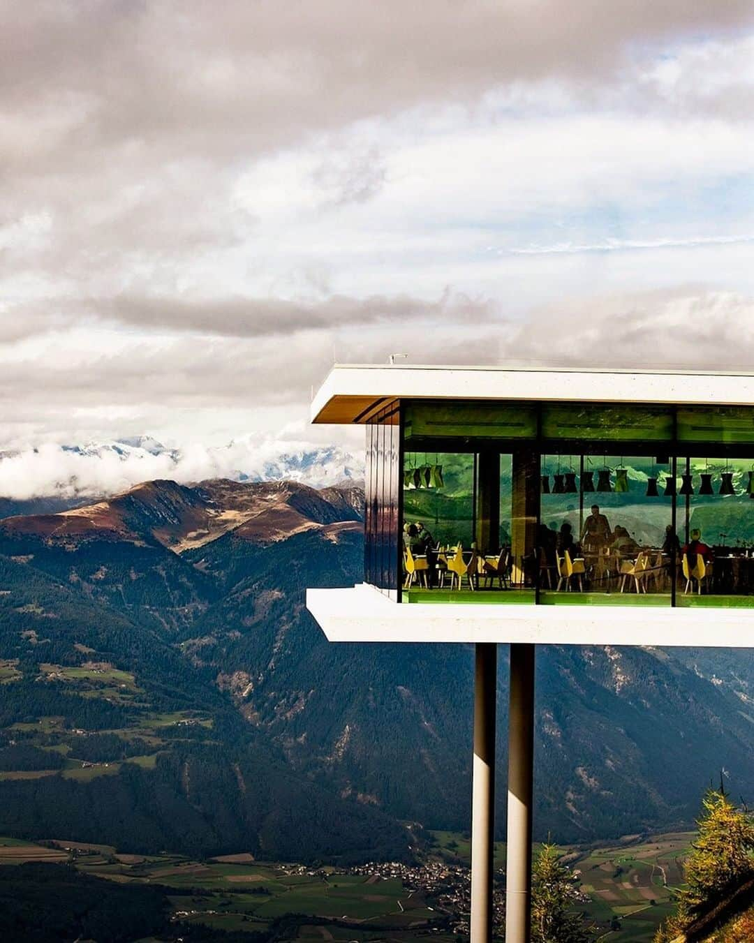 Architecture - Housesさんのインスタグラム写真 - (Architecture - HousesInstagram)「⁣⁣ Friday #dinner with these views. 🗻 Sounds good, right?⁣⁣ With who would you enjoy a dinner in this amazing place? Tag them below!💙⁣⁣ ___⁣⁣ 📍 @alpinn_food_space_restaurant, Plan de Corones - Dolomites, #Italy⁣⁣ 📷  @crookesandjackson⁣⁣ #archidesignhome⁣⁣ ___⁣⁣ #alps #alpes #restaurant #architecture #archilovers #naturearchitecture #alpinnfoodspace #architecturephotography ⁣⁣ #architecturelovers #architecturephoto #modernarchitecture #architecturedesign #architectures⁣⁣⁣ #architect ⁣⁣」10月31日 1時50分 - _archidesignhome_