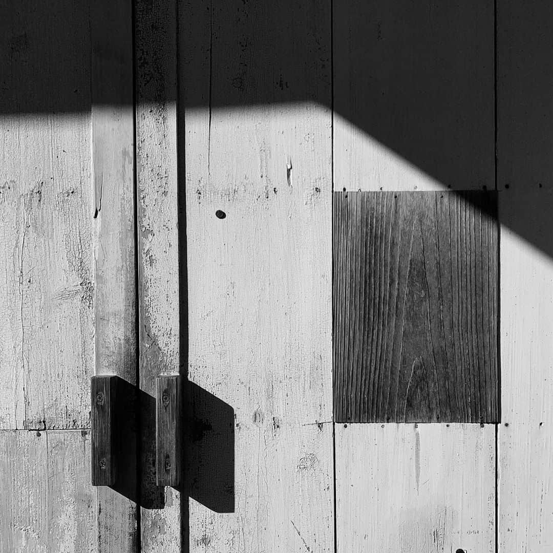 naotakeのインスタグラム：「門 - Gates / D810 & Snapseed, 20201031 . . 久しぶりに弟と会食。兄弟がいてよかったとしみじみ思う。 . . #spicollective #royalsnappingartists #infamous_family #rsa_main #infinity_photo_cult #2_fineart #jp_gallery_member #jp_gallery_bnw #trb_bnw #wp_bnw  #bnw_life #bnwlife_member #bnw_life_shots #bnw_captures #world_bnw #top_bnw #team_jp_ #team_jp_モノクロ #ig_energy_bw #ig_nihon #streetphotographybnw #igersjp #blackandwhite #bnw #bnwphoto #monochrome #bw #bnwphotography #ShotOniPhone #shotoniphoneXR」