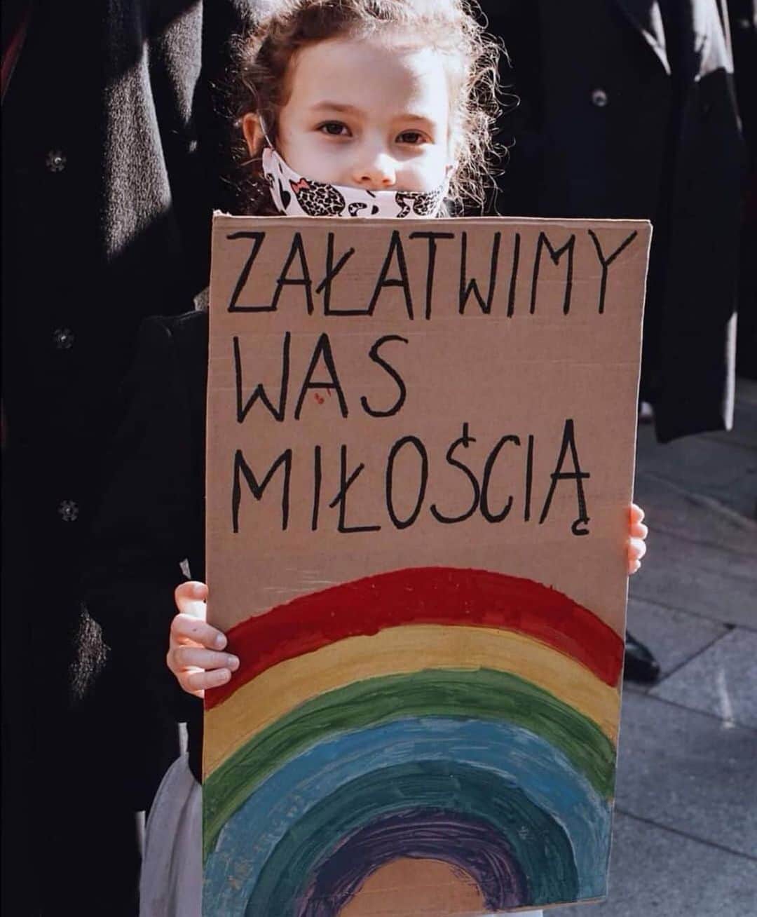 アニヤ・ルービックのインスタグラム：「Na dzisiejszy marsz! Pamiętajcie, nie dajemy się sprowokować! Walczymy  razem! ⚡️⚡️⚡️ zdj @helenaludkiewicz #stajkkobiet #powiedzkomuś #prawakobiet #prawaczłowieka」