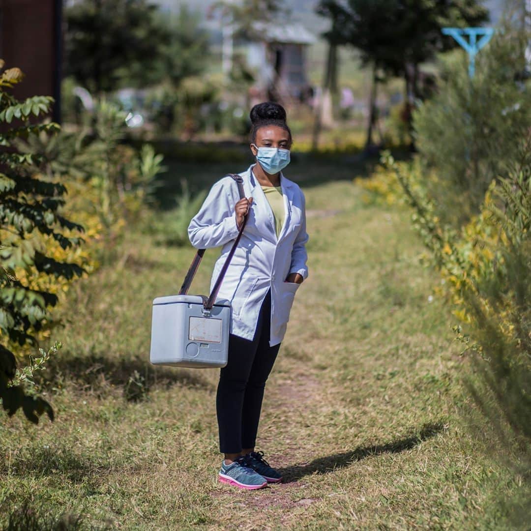 unicefさんのインスタグラム写真 - (unicefInstagram)「“I wash my hands before I leave the health centre. I make sure I sanitize after every door knock. It is a stressful time but we just need to take care of ourselves and follow the protective measures.” Mekdes is doing her best to stay safe from COVID-19 as she walks from door to door, vaccinating children against polio in Ethiopia.⠀ ⠀ When vaccines are available for COVID-19, dedicated health workers like Mekdes should be the first priority. We must protect those who protect our families.⠀ ⠀ #VaccinesWork © UNICEF/UN0351435/Tadesse」10月31日 7時25分 - unicef