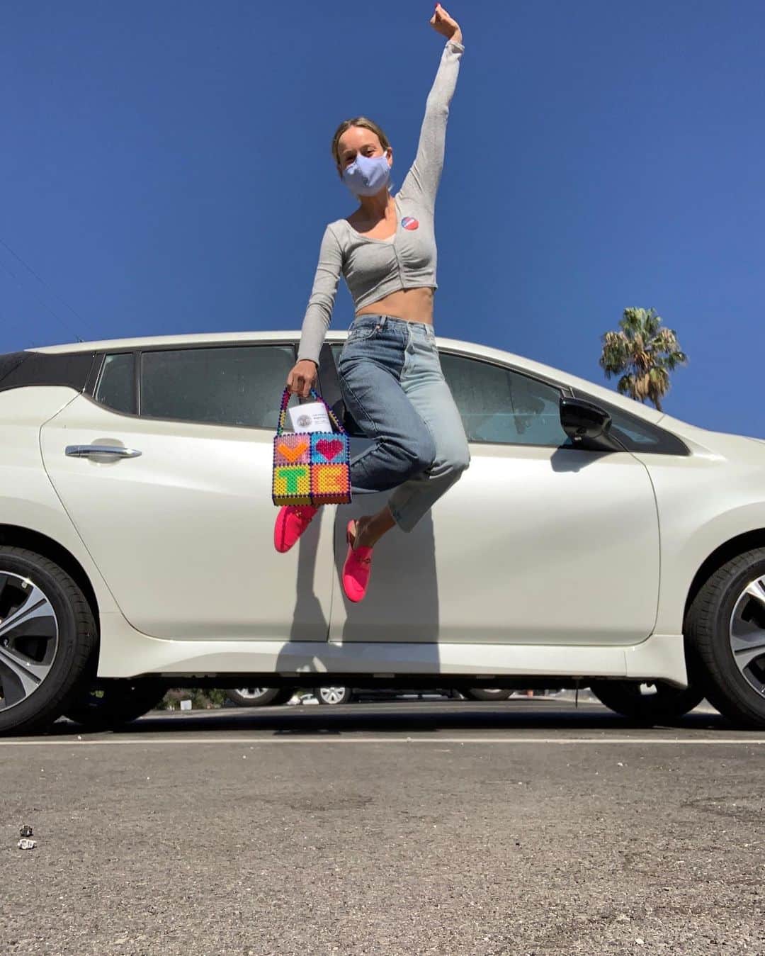 ブリー・ラーソンのインスタグラム：「Voting can be a 𝔭𝔯𝔢𝔠𝔞𝔯𝔦𝔬𝔲𝔰 experience. Turns out some vote by mail ballots don't show up to your home, like in my case this year! 𝓢𝓸, 𝔀𝓱𝓪𝓽 𝓭𝓲𝓭 𝓘 𝓭𝓸? I put on my mask, placed my voter guide in my handy dandy VOTE purse and drove my ass down to my local polling location to request a ballot and VOTED. It may not be as easy as we want it to be, but even a complicated journey to having your vote counted is a journey worth embarking on. Vote in person if you haven’t yet voted, or drop your mail in ballot at your local ballot box (don't mail it now as it may not get there on time to be counted!). Your voice matters. Your vote is valid. And I am wishing you all the strength in fighting any battles on your vote 2020 journey! For more resources, visit IWillVote.com and if you run into any problems voting or have questions call 866-OUR-VOTE 🗳 💕 #Vote」